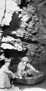 Morgan Brothers Coracle Pool Dan Yr Ogof
